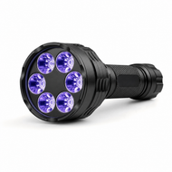 Linterna ultravioleta DARKBEAM de 365 nm con seis LED y cuerpo negro recargable